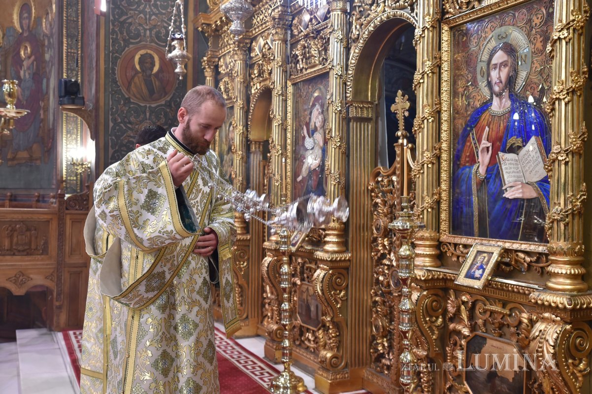 Laudă de seară adusă Cuvioasei Parascheva la Catedrala Patriarhală 229794