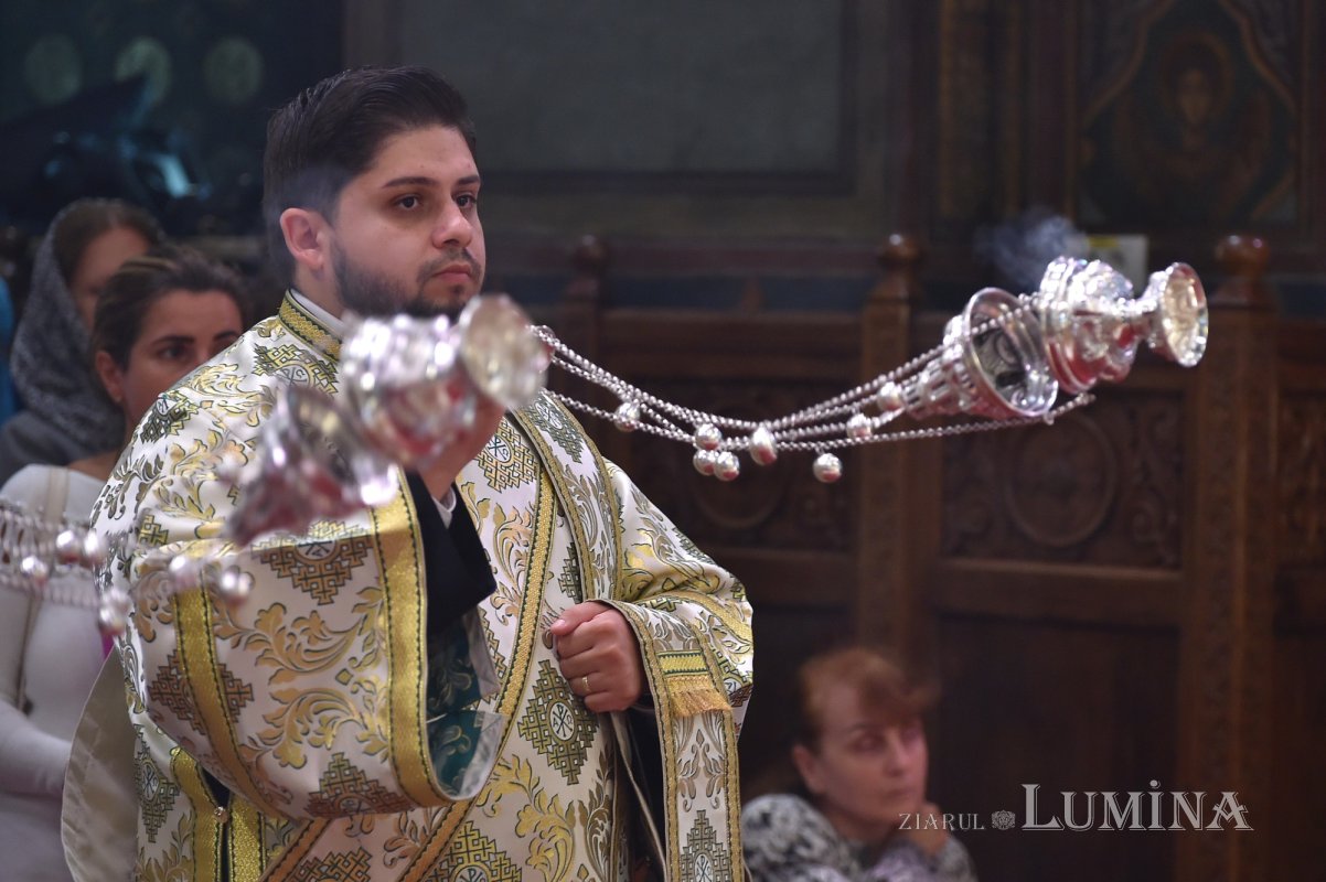 Laudă de seară adusă Cuvioasei Parascheva la Catedrala Patriarhală 229795