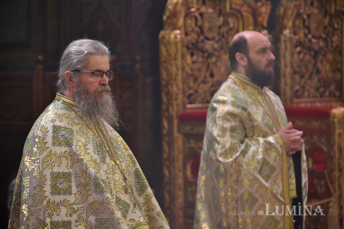 Laudă de seară adusă Cuvioasei Parascheva la Catedrala Patriarhală 229799