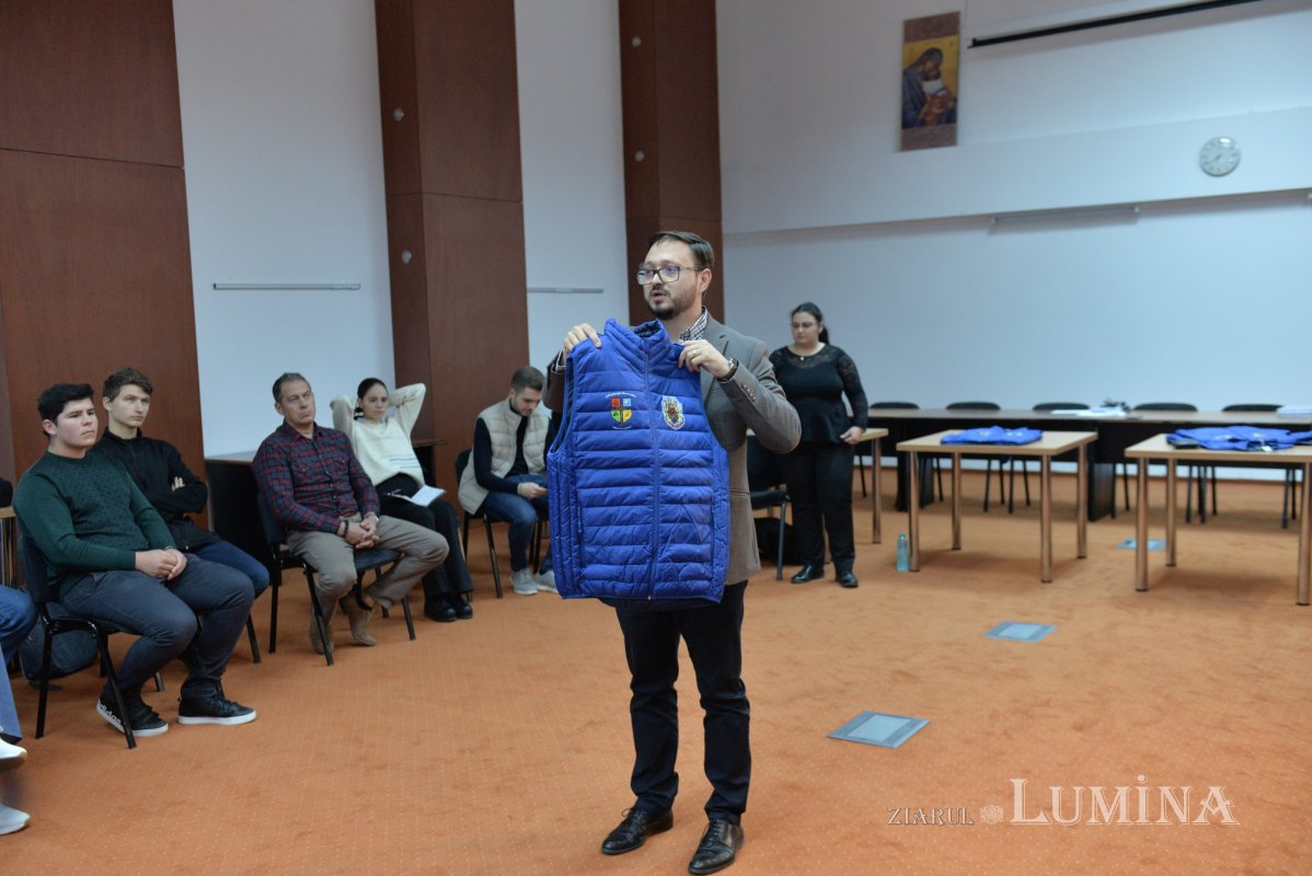 Tinerii voluntari se pregătesc pentru hramul Catedralei Patriarhale 230403