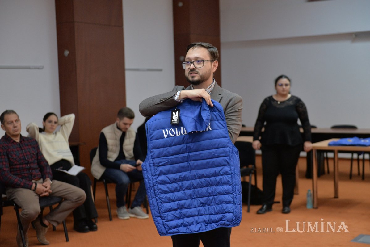 Tinerii voluntari se pregătesc pentru hramul Catedralei Patriarhale 230404