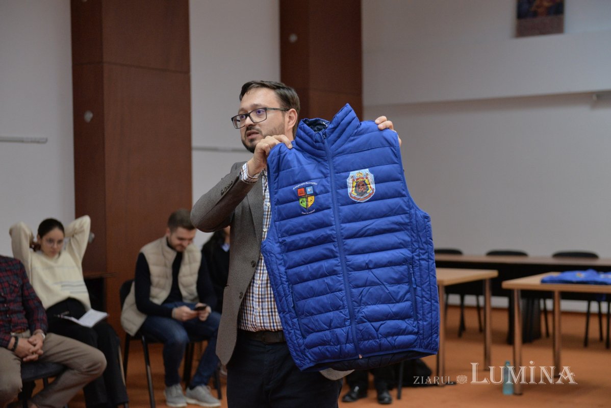 Tinerii voluntari se pregătesc pentru hramul Catedralei Patriarhale 230405