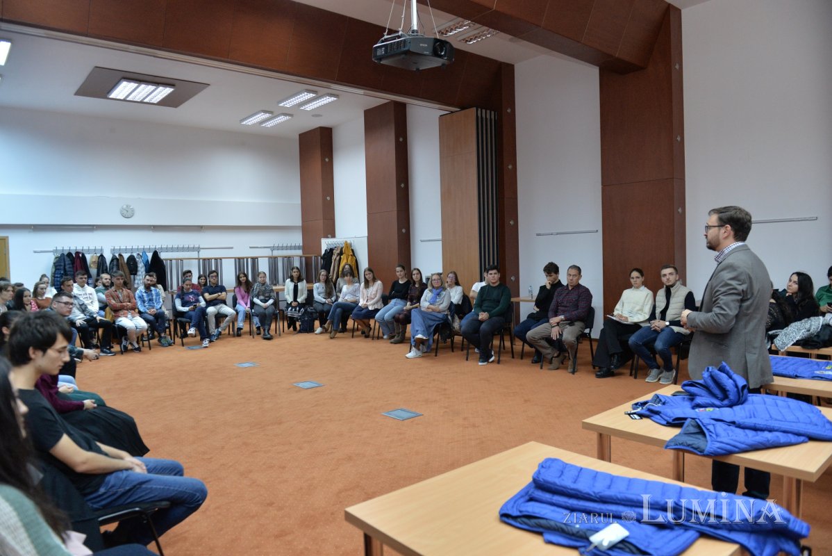 Tinerii voluntari se pregătesc pentru hramul Catedralei Patriarhale 230406