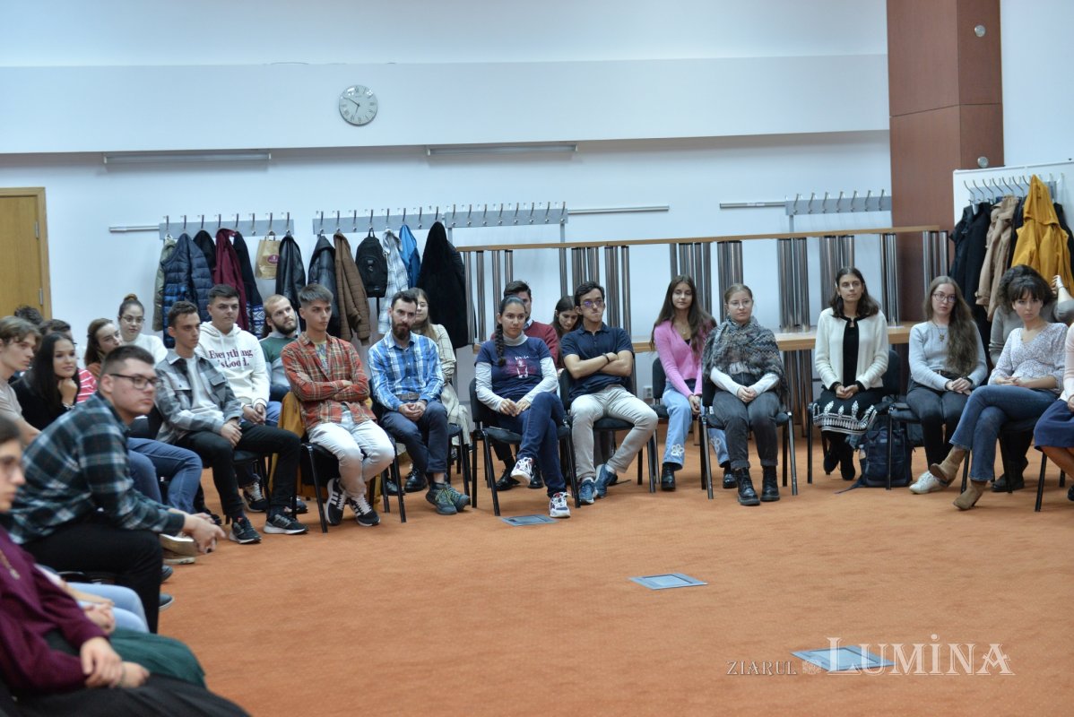 Tinerii voluntari se pregătesc pentru hramul Catedralei Patriarhale 230407