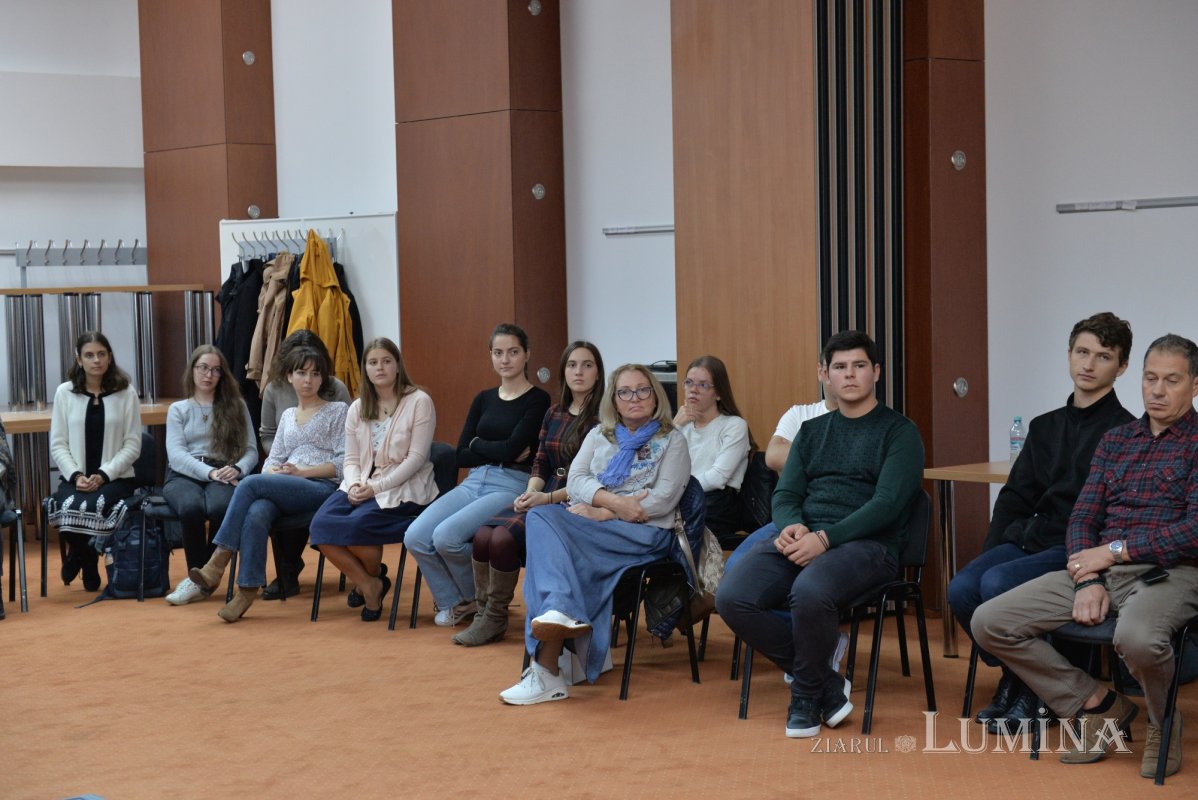 Tinerii voluntari se pregătesc pentru hramul Catedralei Patriarhale 230408