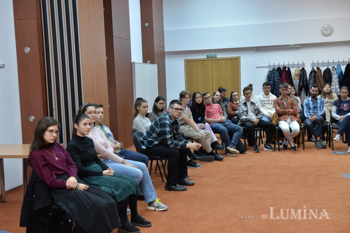 Tinerii voluntari se pregătesc pentru hramul Catedralei Patriarhale 230409