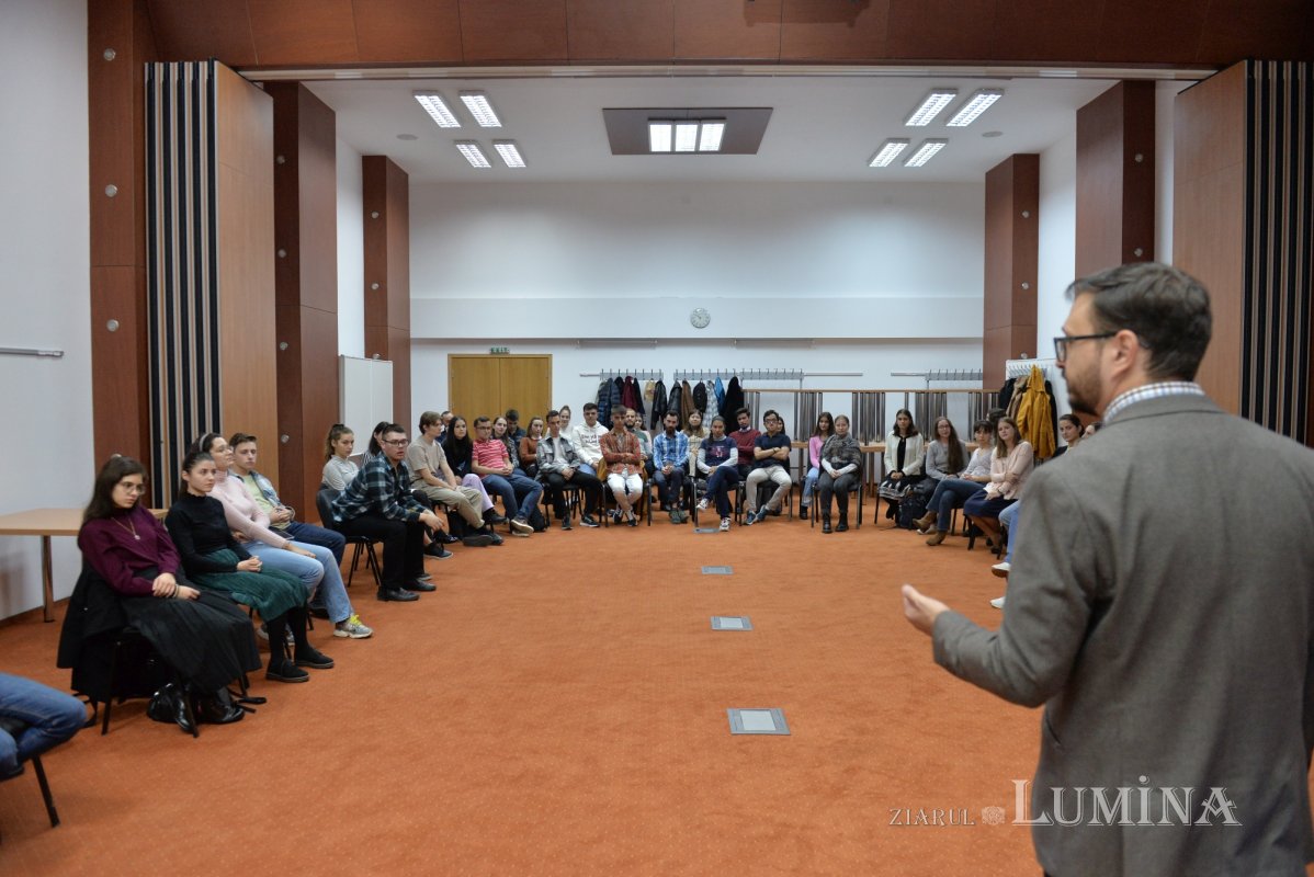 Tinerii voluntari se pregătesc pentru hramul Catedralei Patriarhale 230410