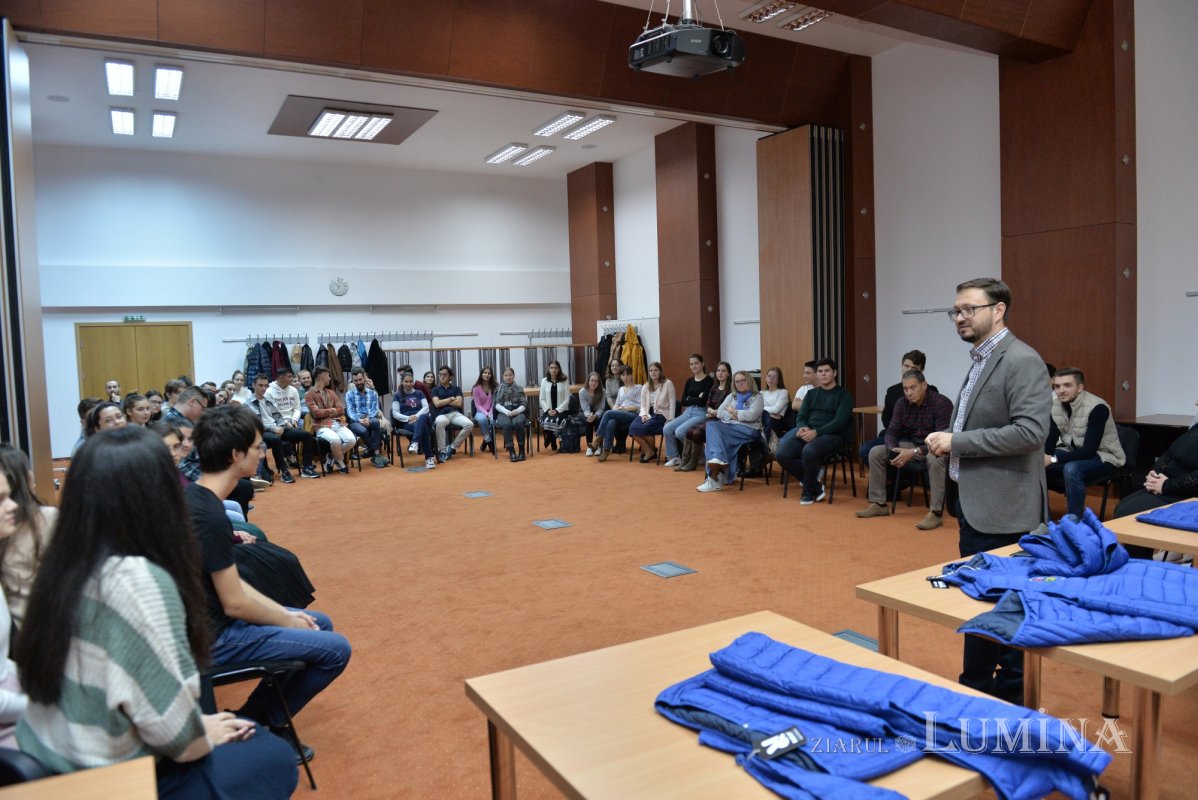 Tinerii voluntari se pregătesc pentru hramul Catedralei Patriarhale 230411