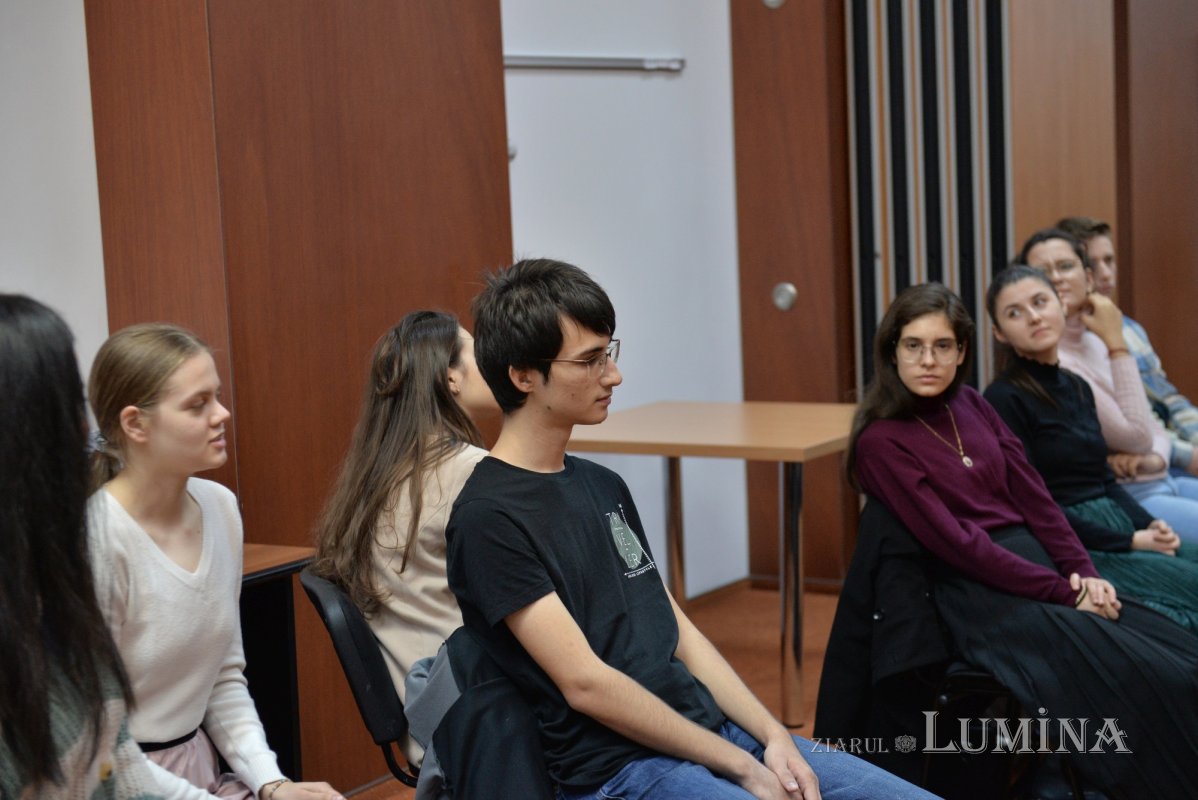 Tinerii voluntari se pregătesc pentru hramul Catedralei Patriarhale 230412