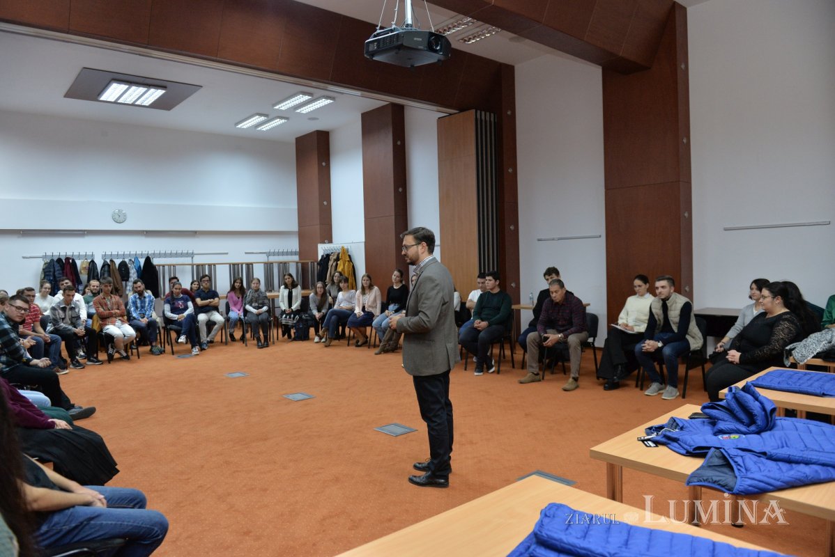 Tinerii voluntari se pregătesc pentru hramul Catedralei Patriarhale 230413