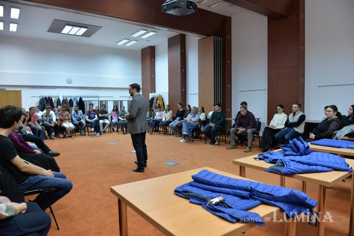 Tinerii voluntari se pregătesc pentru hramul Catedralei Patriarhale 230414