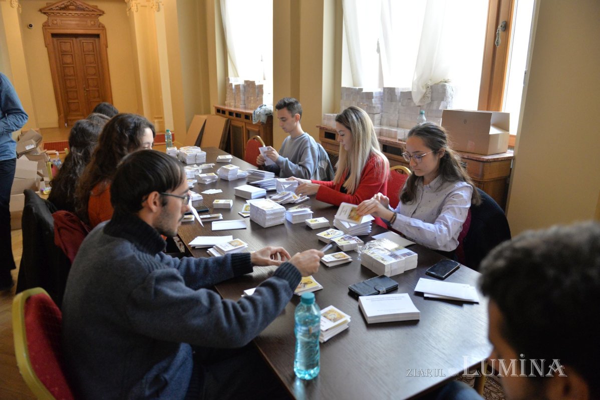 Voluntarii din grupul „Tineri în acțiune” au pregătit daruri pentru pelerini 230778