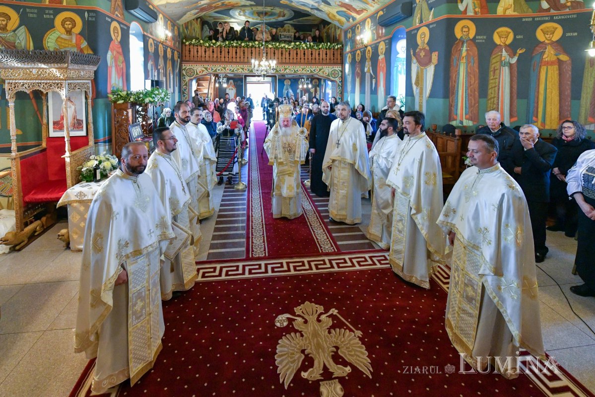 Patriarhul României a resfinţit biserica istorică a parohiei ilfovene Mierlari 230873