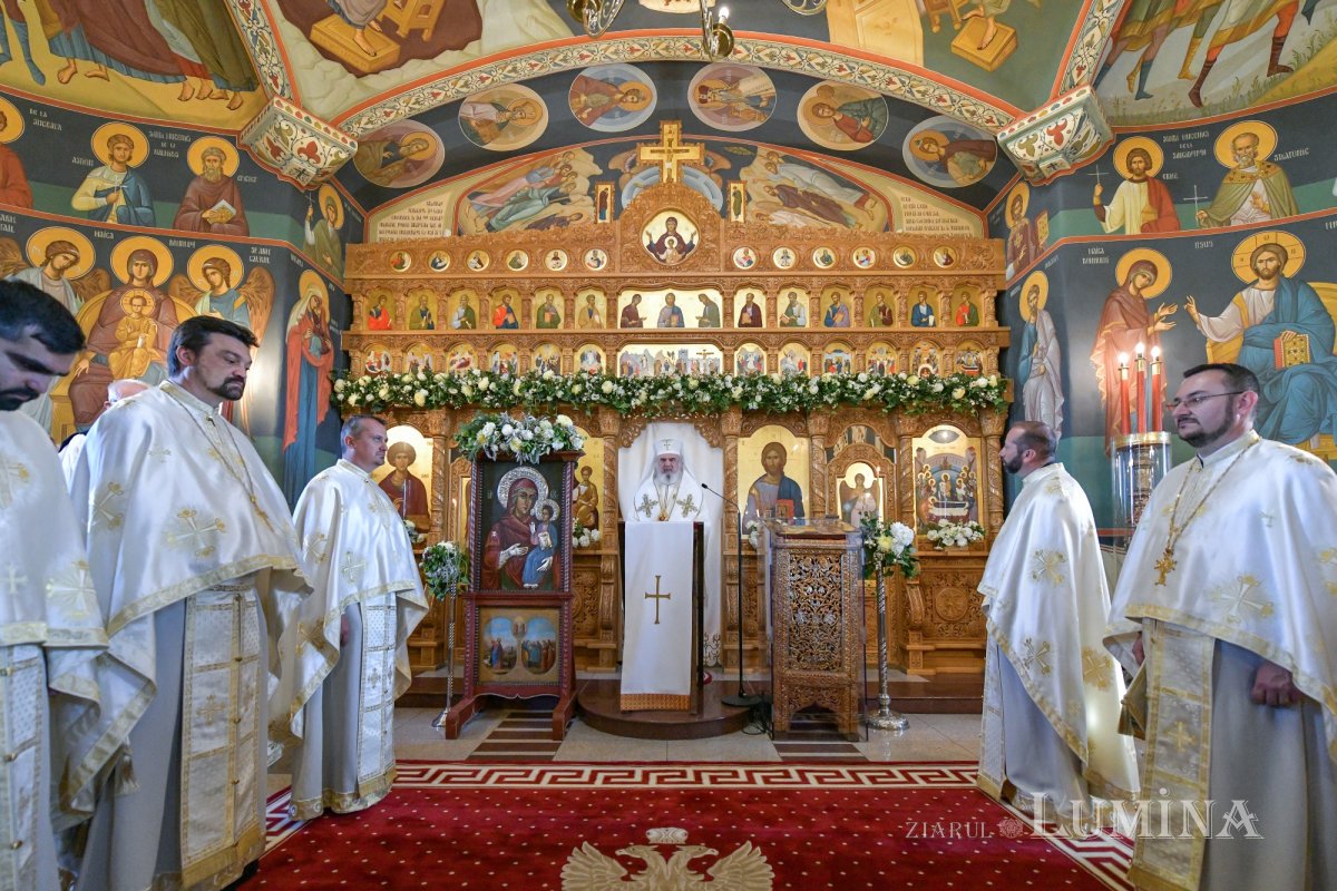 Patriarhul României a resfinţit biserica istorică a parohiei ilfovene Mierlari 230888