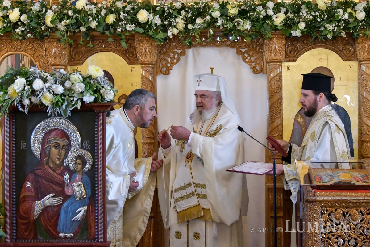 Patriarhul României a resfinţit biserica istorică a parohiei ilfovene Mierlari 230890