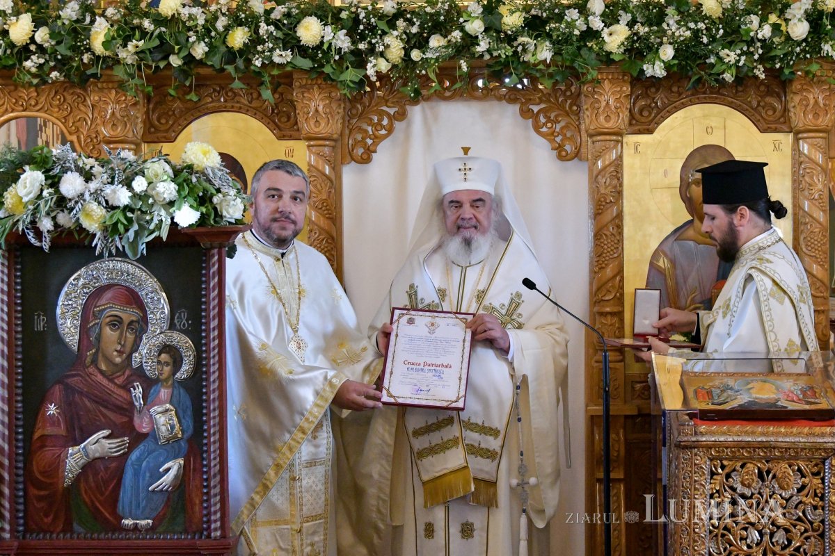 Patriarhul României a resfinţit biserica istorică a parohiei ilfovene Mierlari 230891