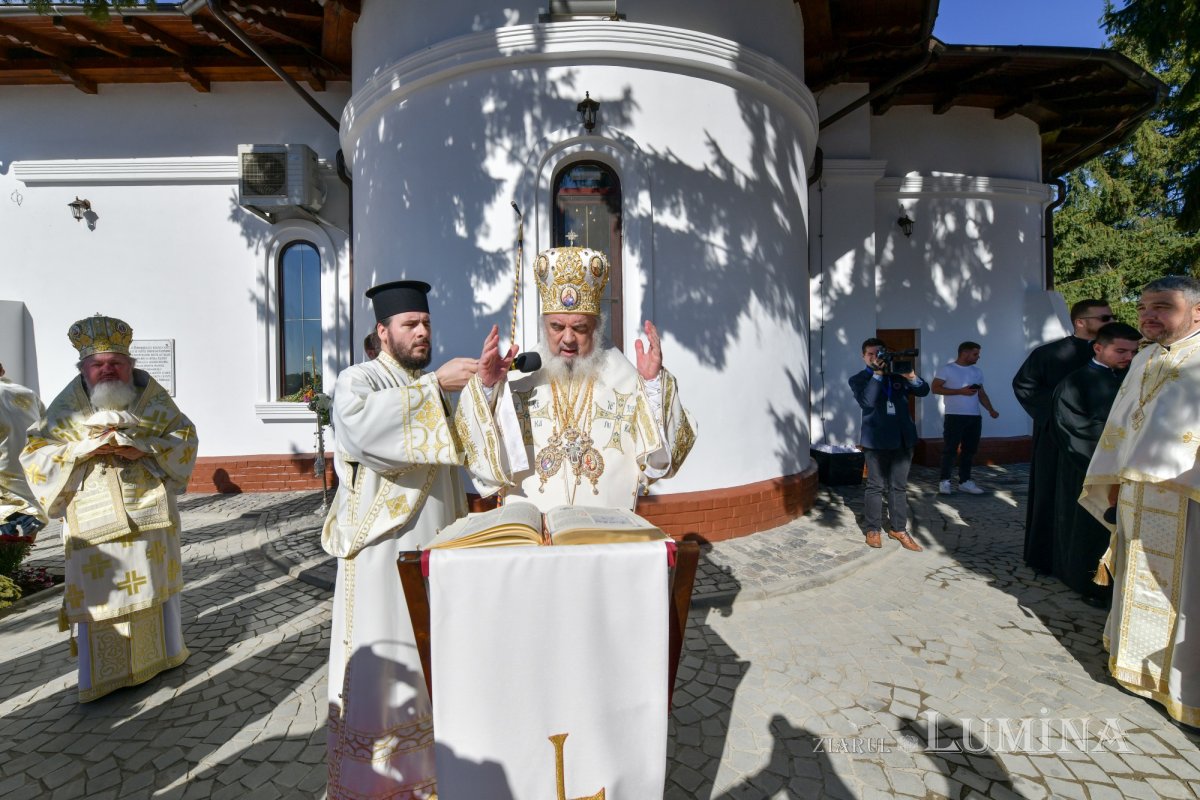 Patriarhul României a resfinţit biserica istorică a parohiei ilfovene Mierlari 230900