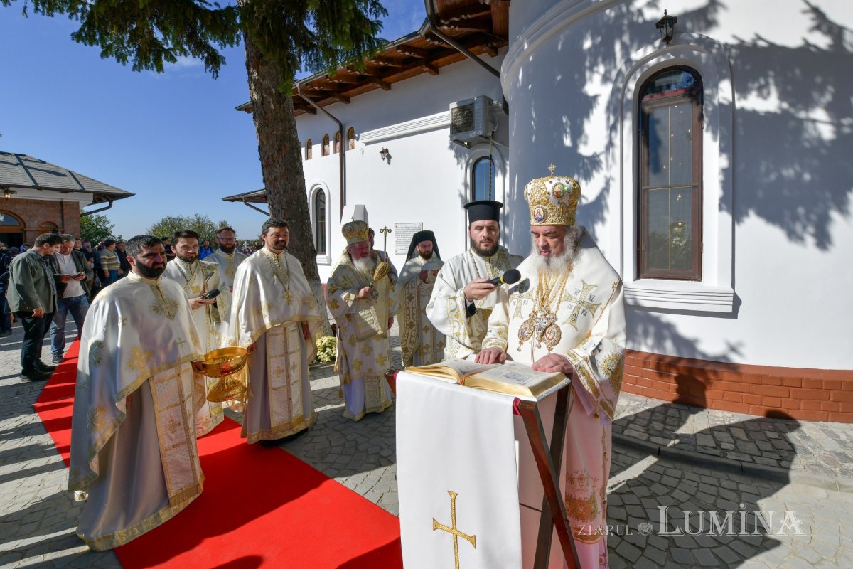 Patriarhul României a resfinţit biserica istorică a parohiei ilfovene Mierlari 230901