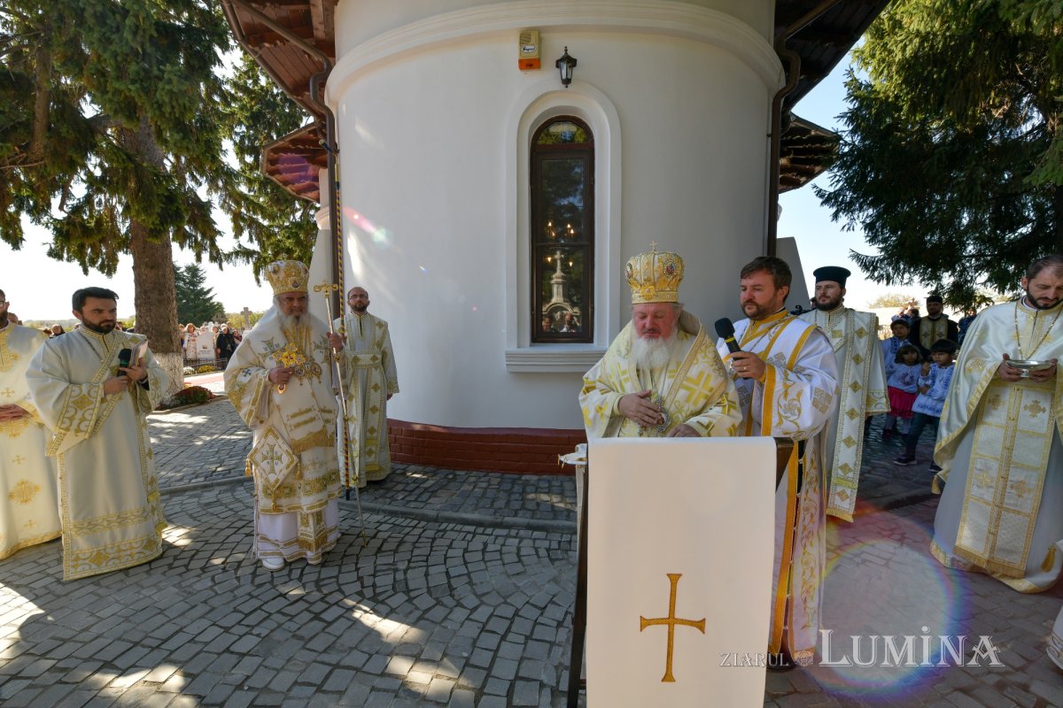 Patriarhul României a resfinţit biserica istorică a parohiei ilfovene Mierlari 230904