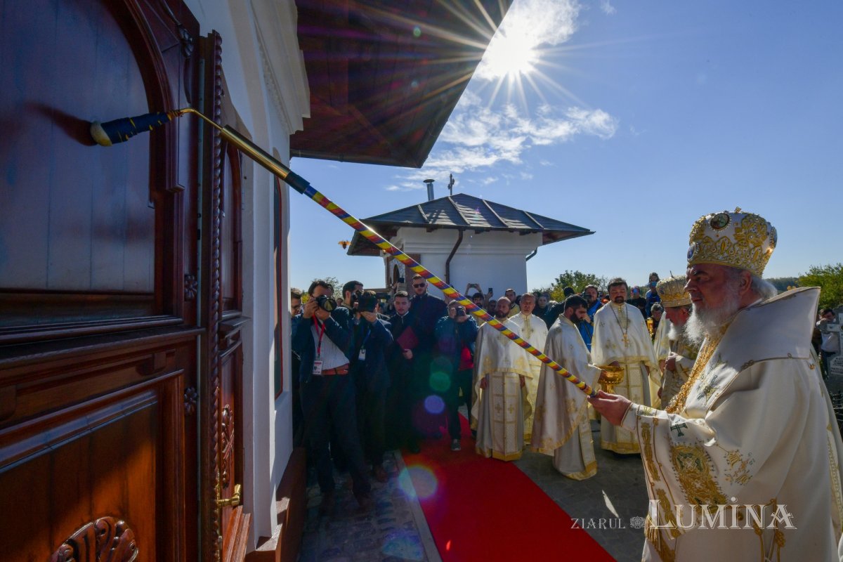 Patriarhul României a resfinţit biserica istorică a parohiei ilfovene Mierlari 230910