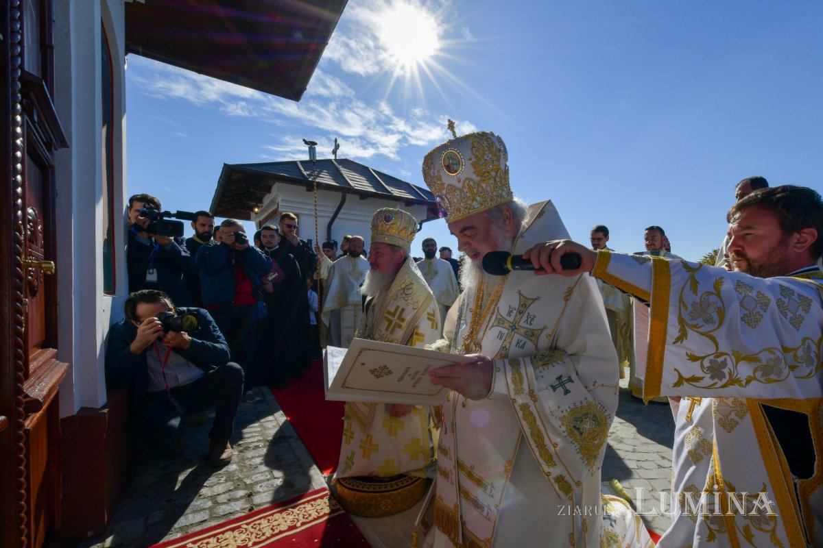 Patriarhul României a resfinţit biserica istorică a parohiei ilfovene Mierlari 230911