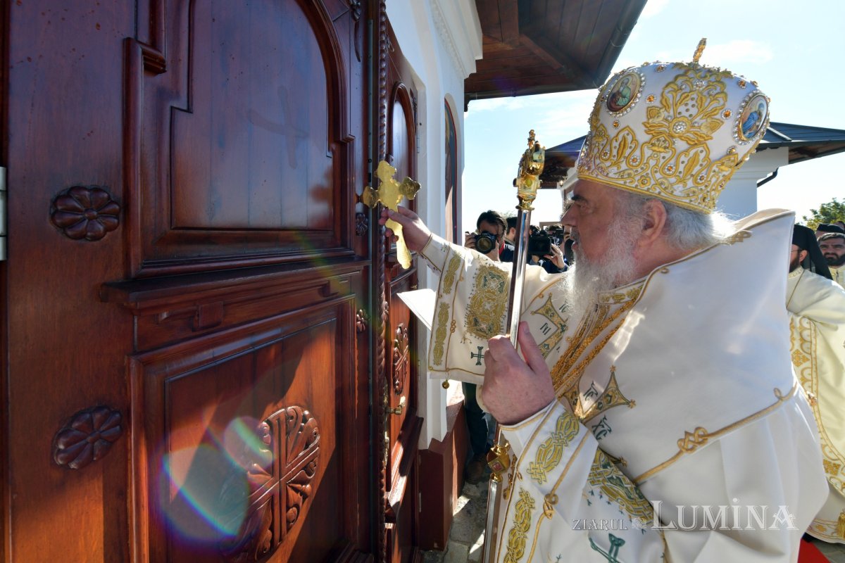 Patriarhul României a resfinţit biserica istorică a parohiei ilfovene Mierlari 230912