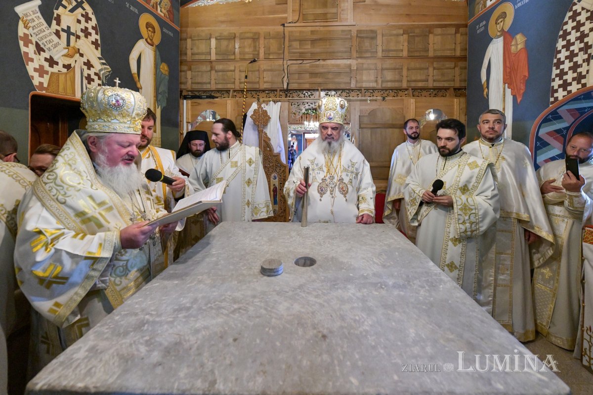 Patriarhul României a resfinţit biserica istorică a parohiei ilfovene Mierlari 230913