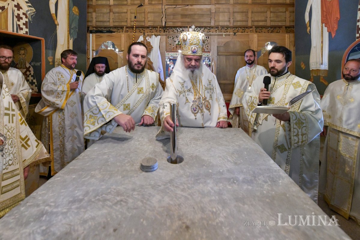 Patriarhul României a resfinţit biserica istorică a parohiei ilfovene Mierlari 230914