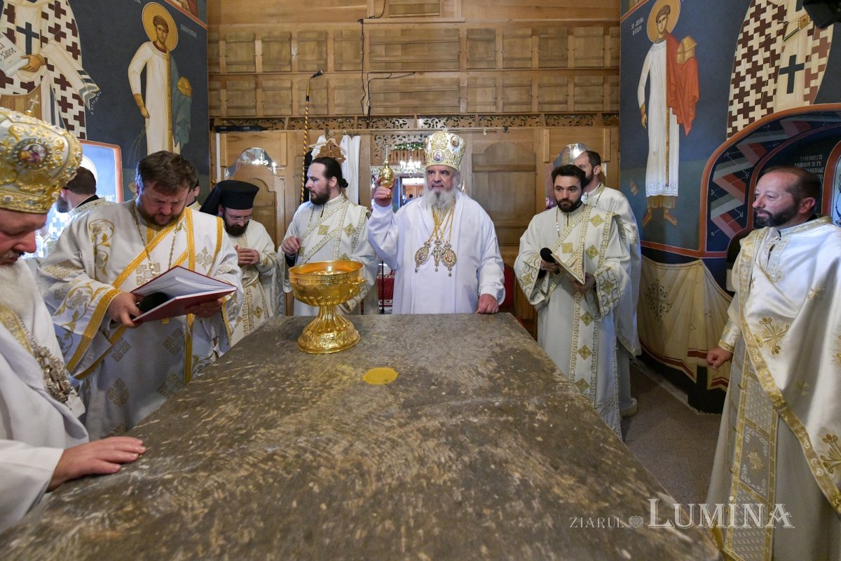 Patriarhul României a resfinţit biserica istorică a parohiei ilfovene Mierlari 230915