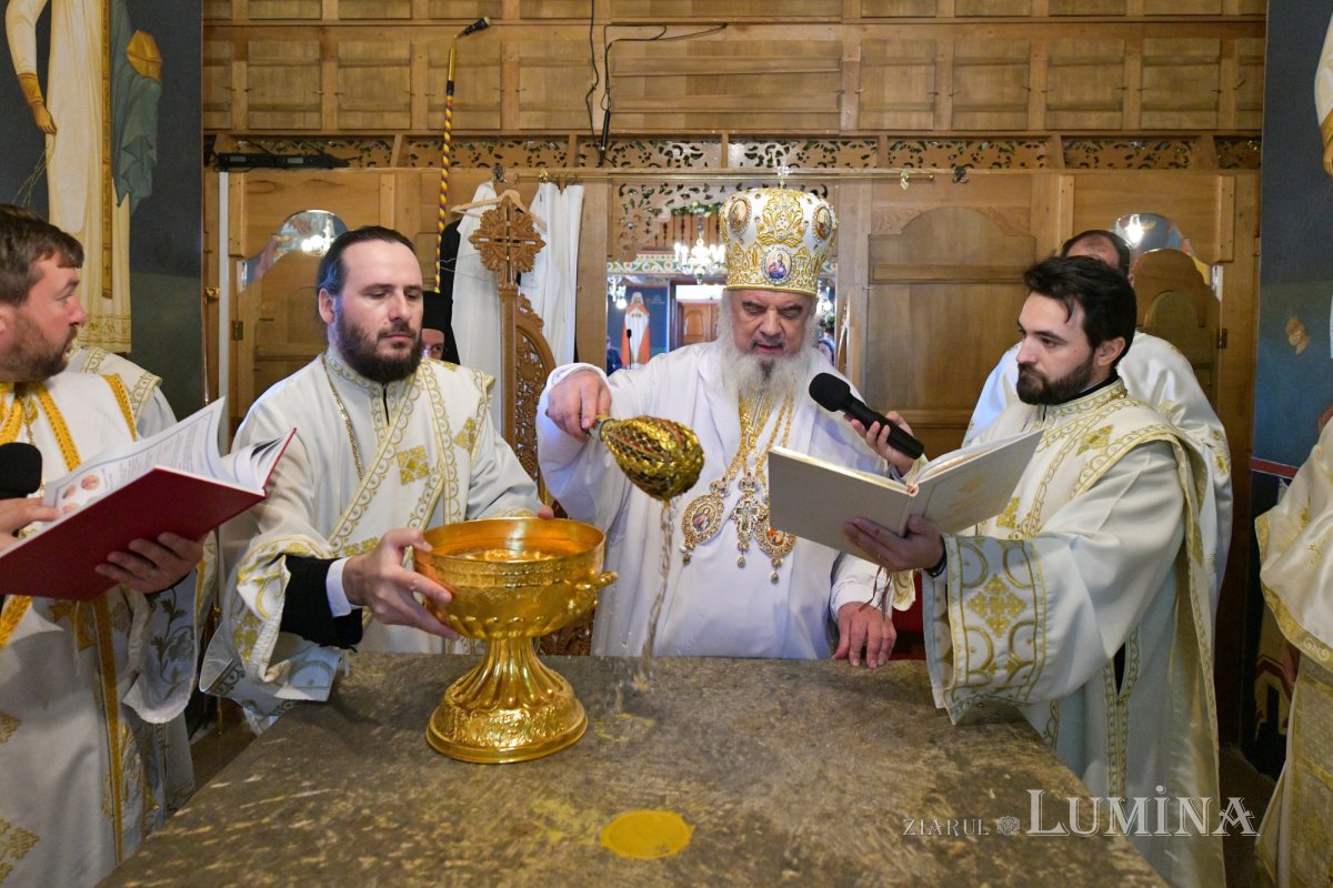 Patriarhul României a resfinţit biserica istorică a parohiei ilfovene Mierlari 230916
