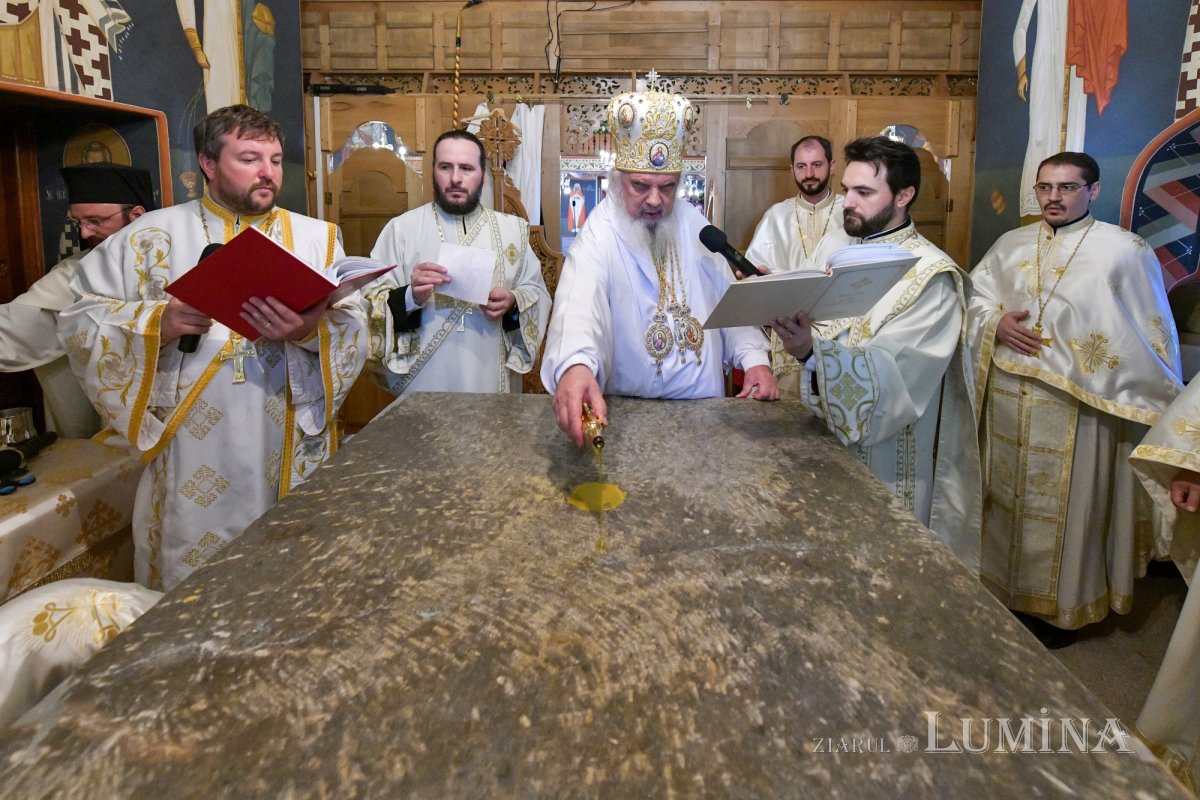 Patriarhul României a resfinţit biserica istorică a parohiei ilfovene Mierlari 230917