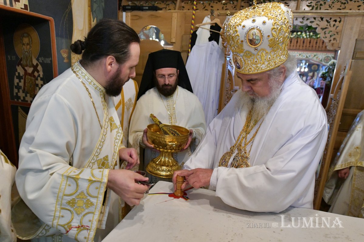 Patriarhul României a resfinţit biserica istorică a parohiei ilfovene Mierlari 230918