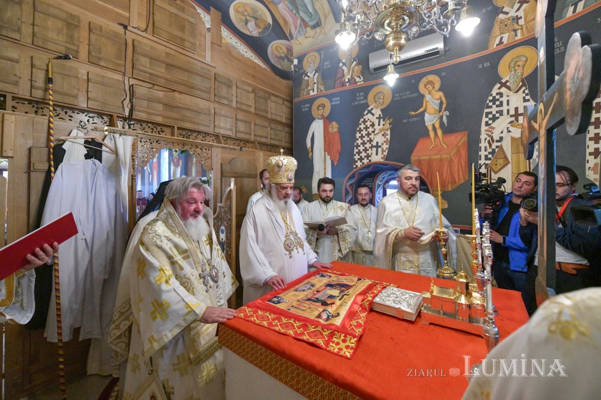 Patriarhul României a resfinţit biserica istorică a parohiei ilfovene Mierlari 230919