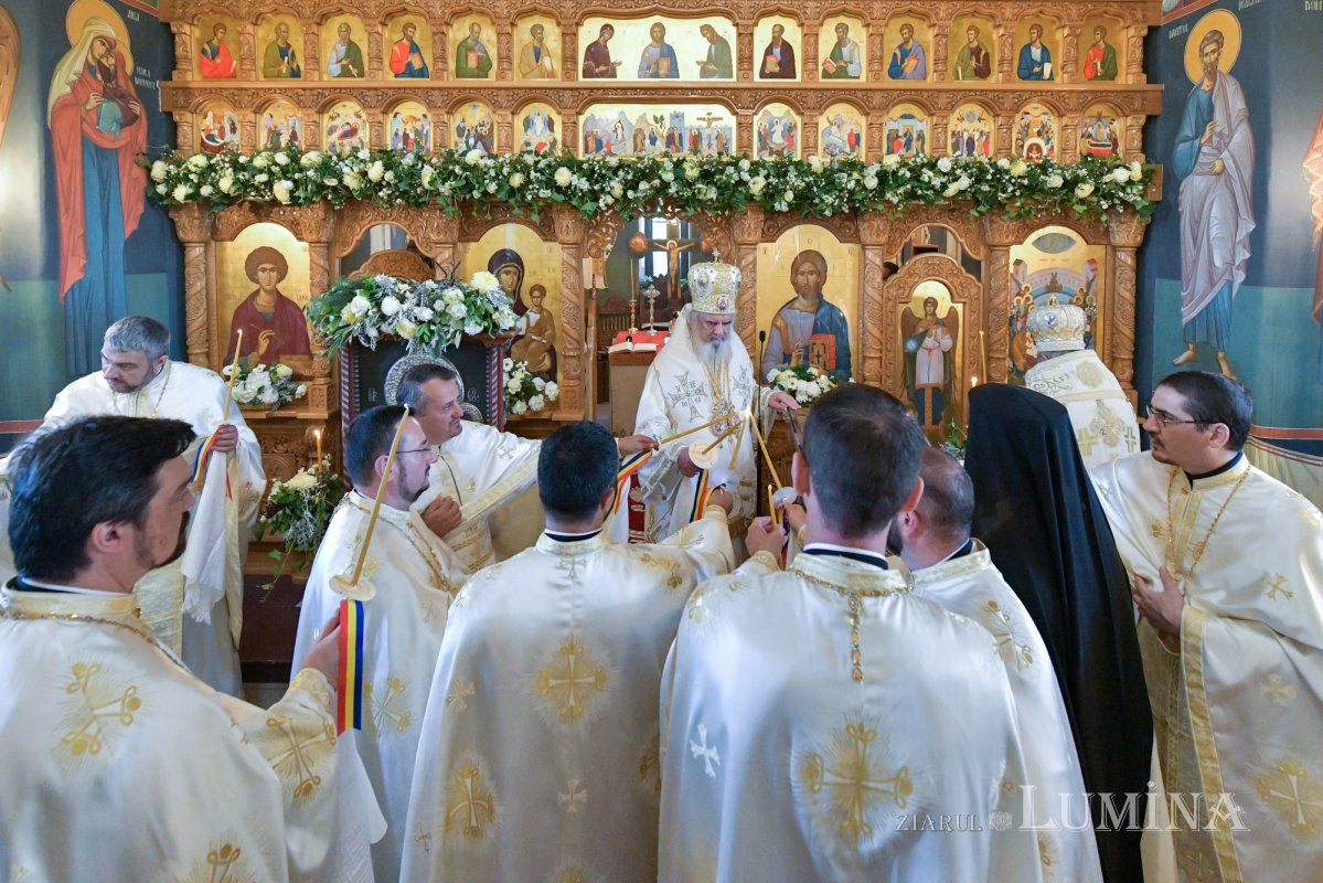 Patriarhul României a resfinţit biserica istorică a parohiei ilfovene Mierlari 230921