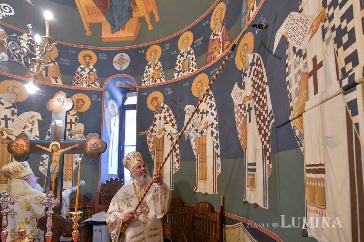 Patriarhul României a resfinţit biserica istorică a parohiei ilfovene Mierlari 230923