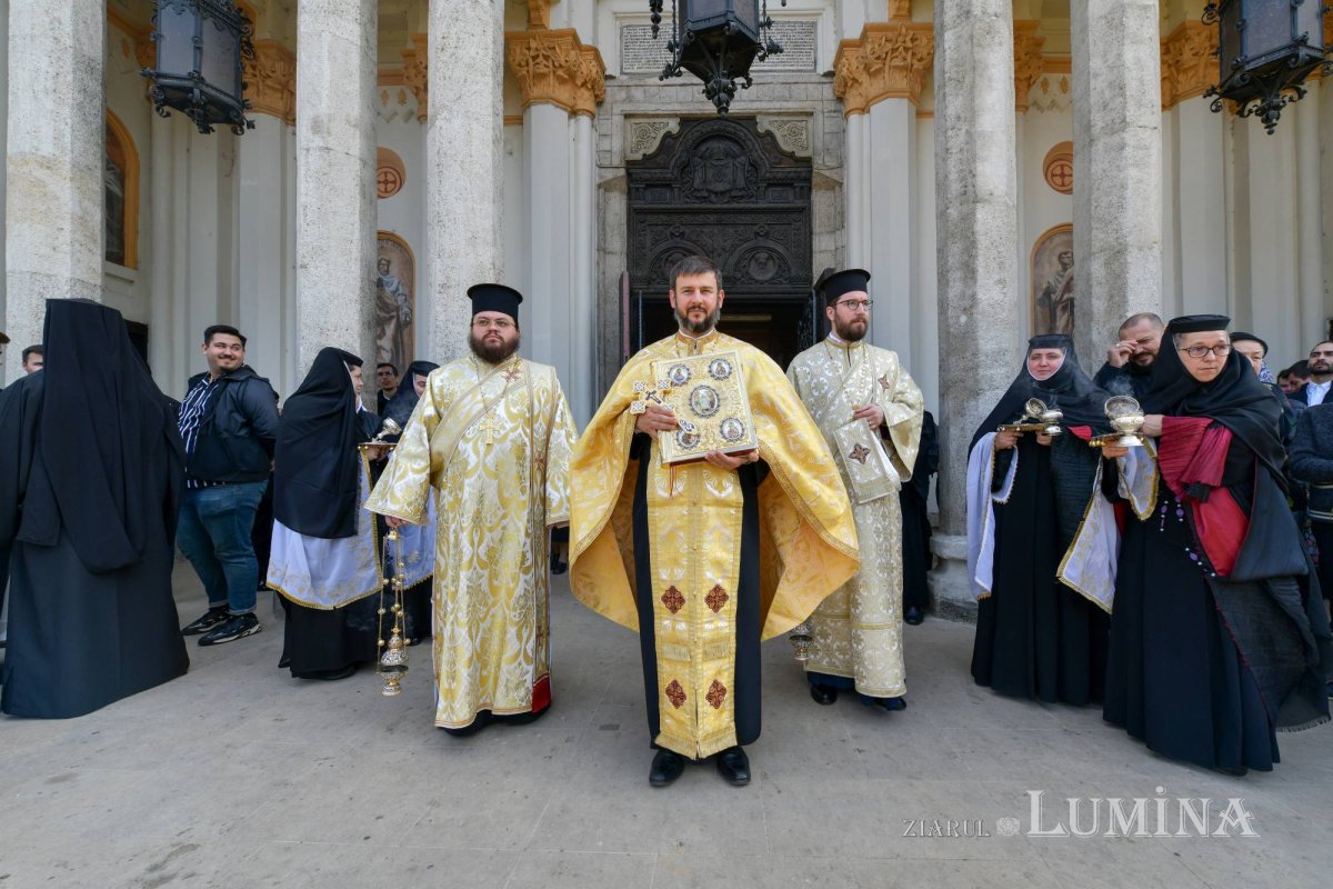 Procesiunea „Calea Sfinților”, bucurie a reîntâlnirii pelerinilor 231105