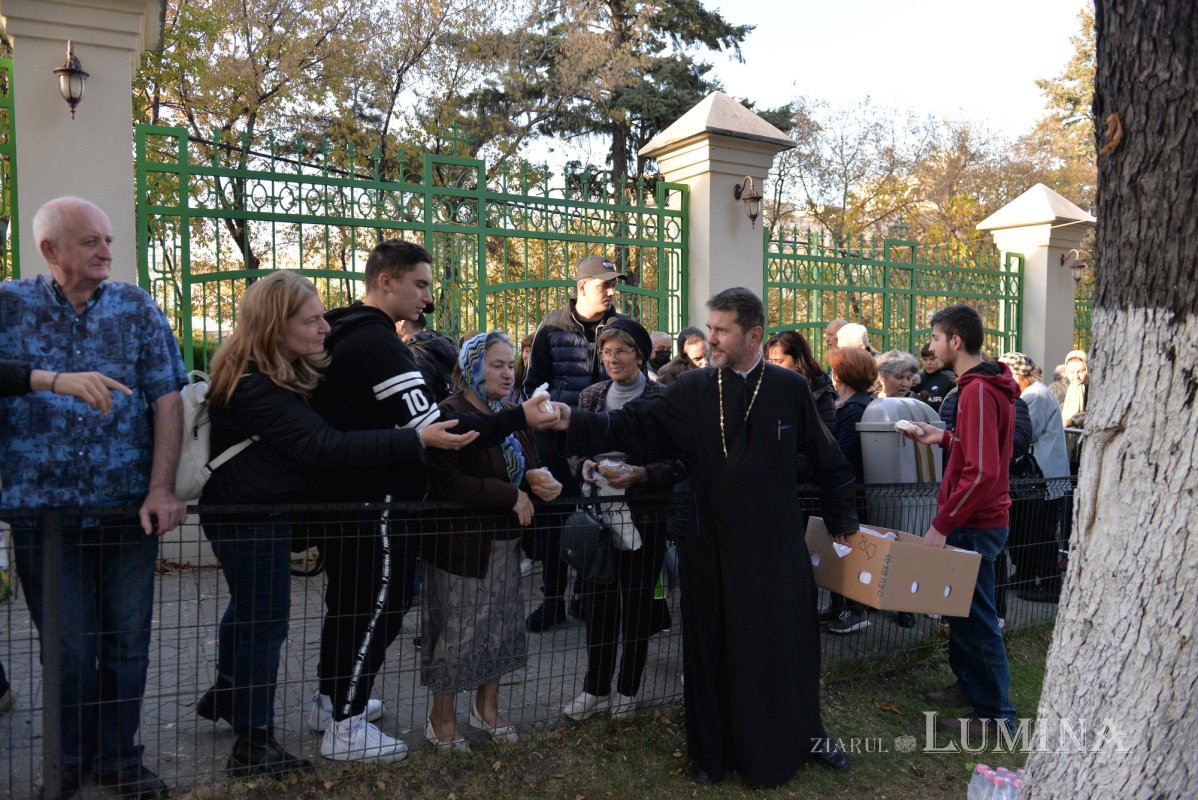 Daruri de alimente pentru pelerinii de pe Colina Bucuriei 231184