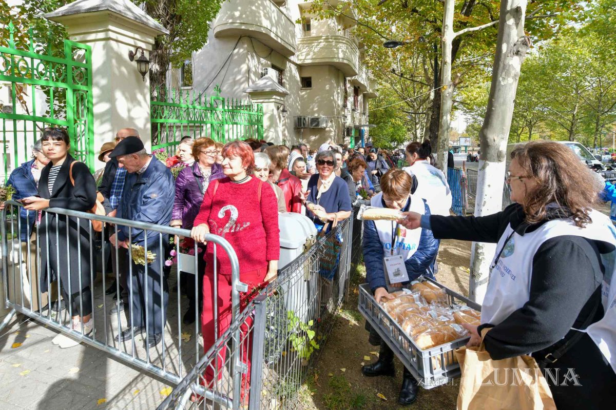 Daruri de alimente pentru pelerinii de pe Colina Bucuriei 231367
