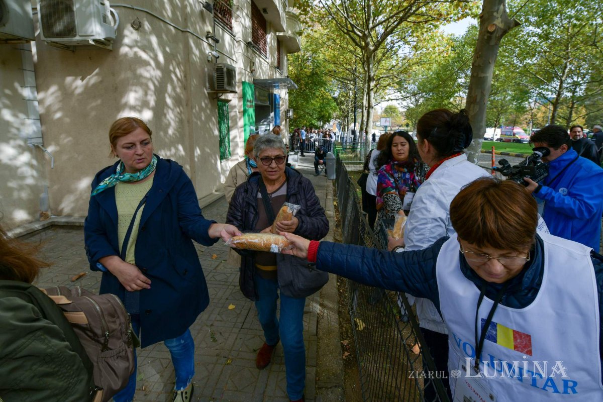 Daruri de alimente pentru pelerinii de pe Colina Bucuriei 231369