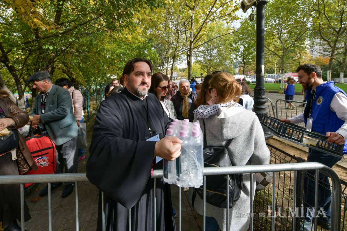 Daruri de alimente pentru pelerinii de pe Colina Bucuriei 231372