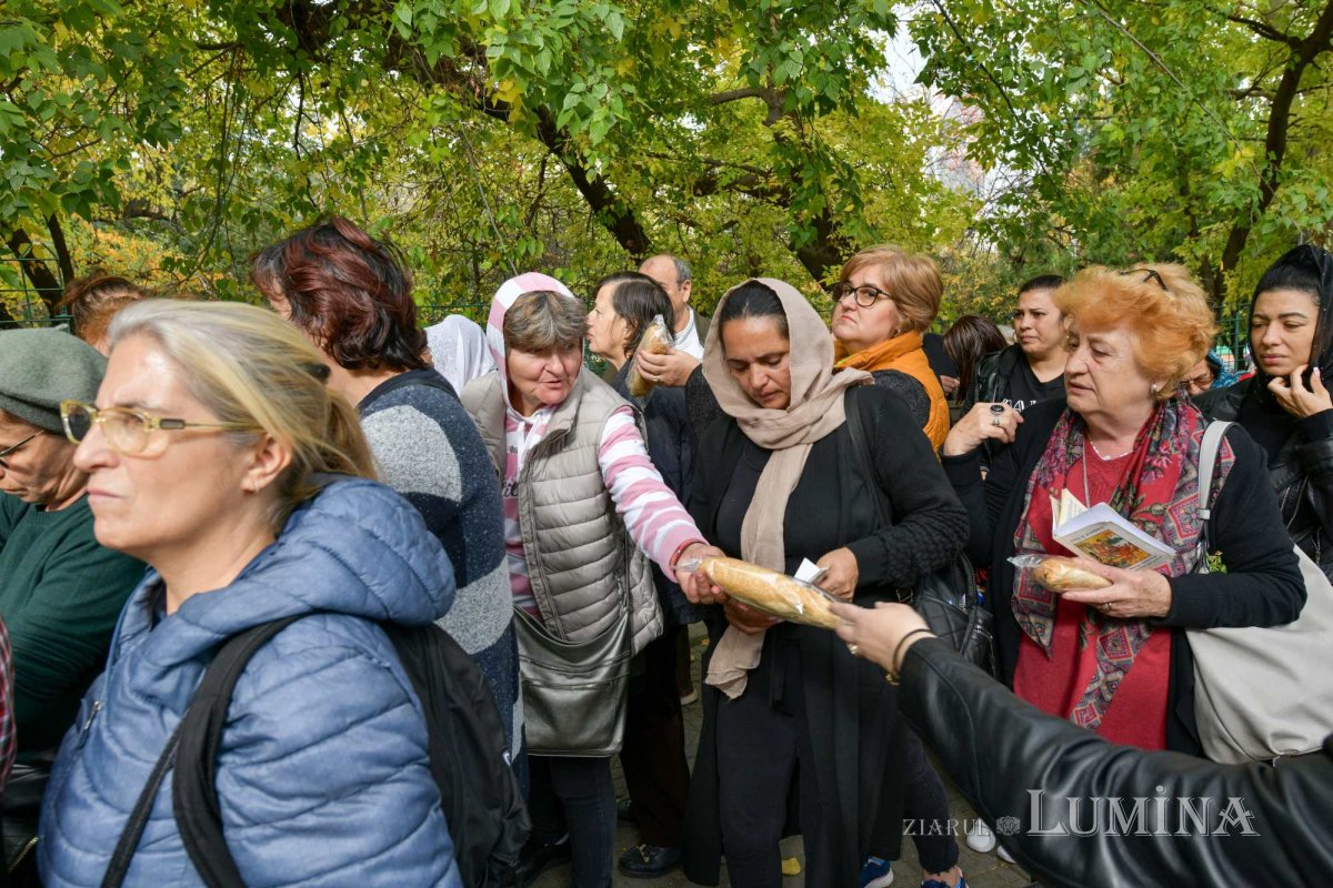 Daruri de alimente pentru pelerinii de pe Colina Bucuriei 231374
