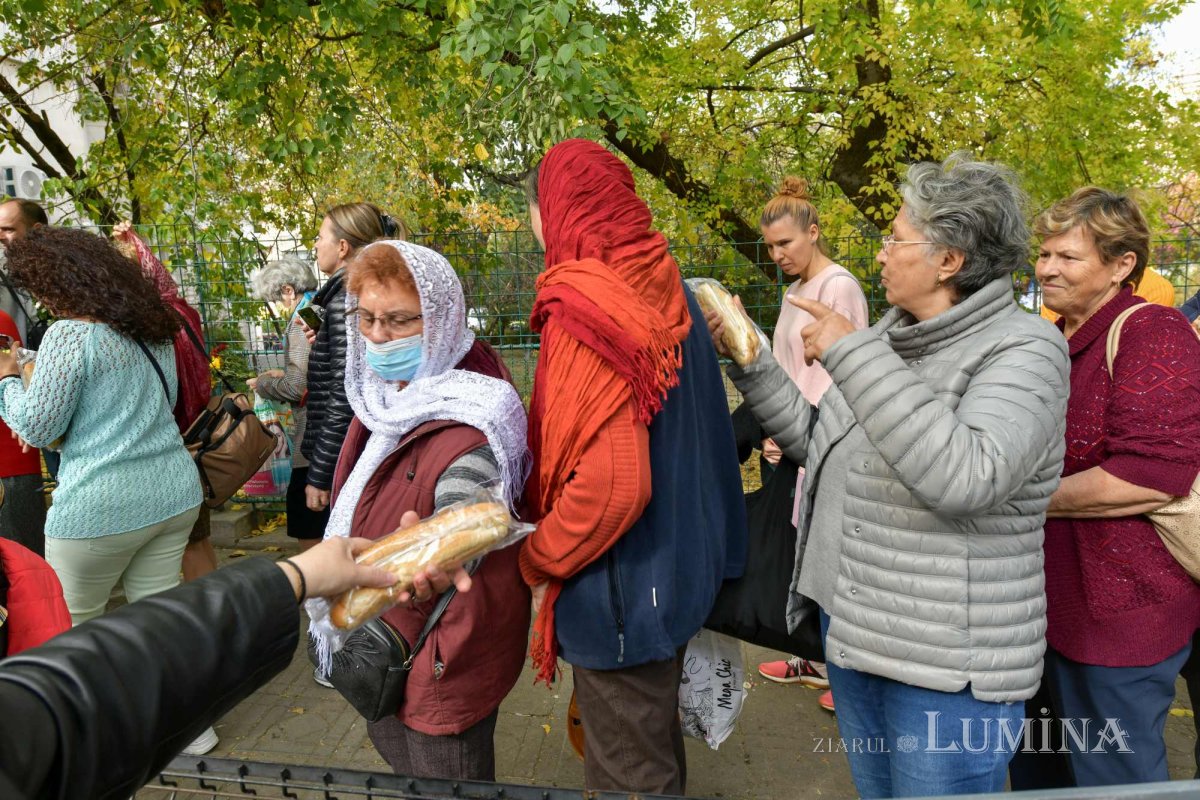Daruri de alimente pentru pelerinii de pe Colina Bucuriei 231375