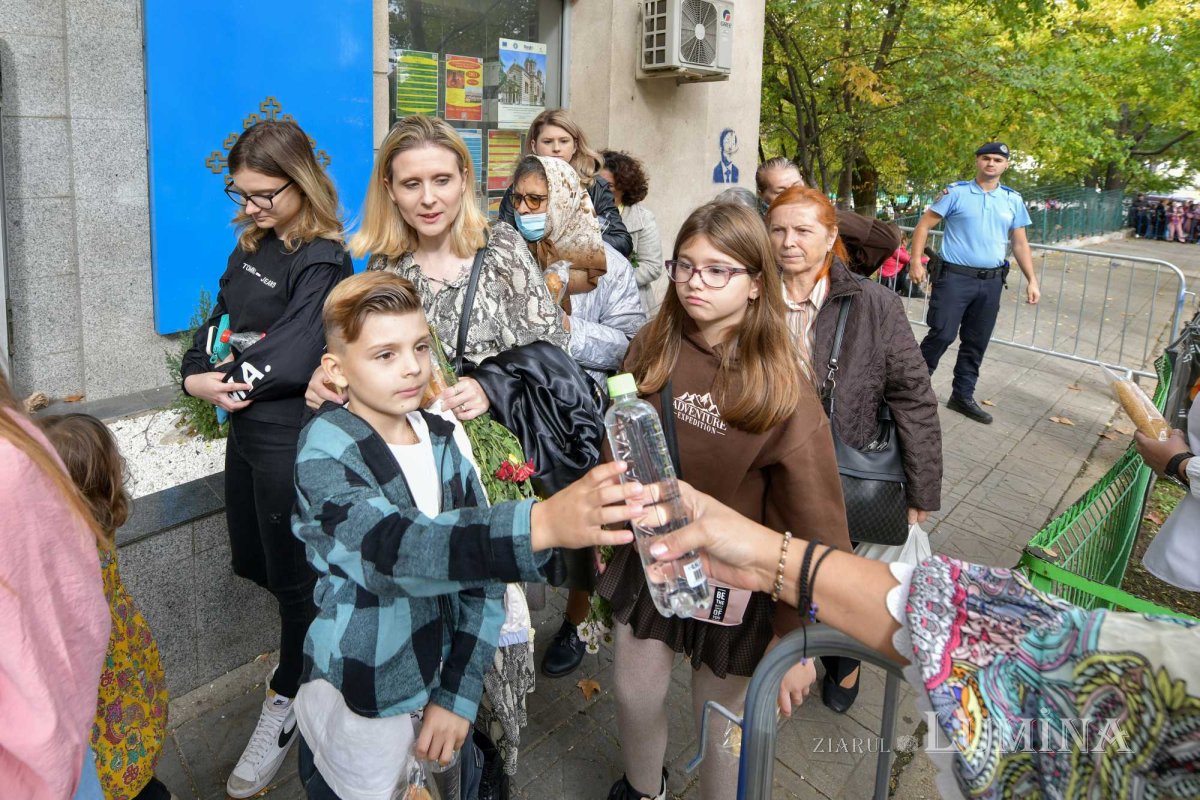 Daruri de alimente pentru pelerinii de pe Colina Bucuriei 231379