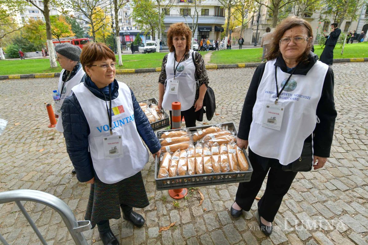 Daruri de alimente pentru pelerinii de pe Colina Bucuriei 231380