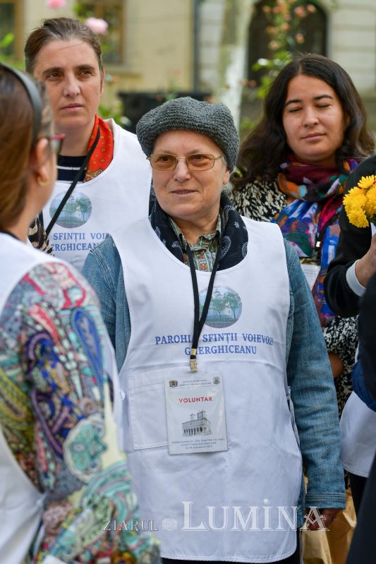 Daruri de alimente pentru pelerinii de pe Colina Bucuriei 231381