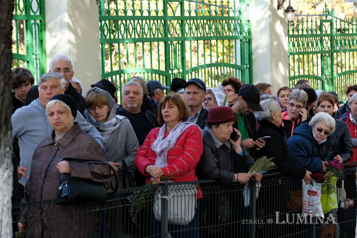 Tinerii au oferit daruri pelerinilor Sfântului Cuvios Dimitrie 231426