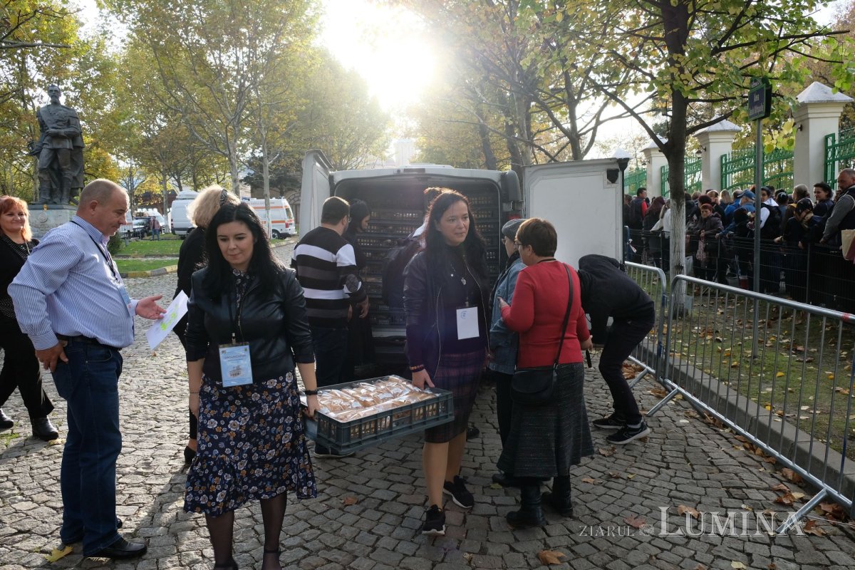 Tinerii au oferit daruri pelerinilor Sfântului Cuvios Dimitrie 231428