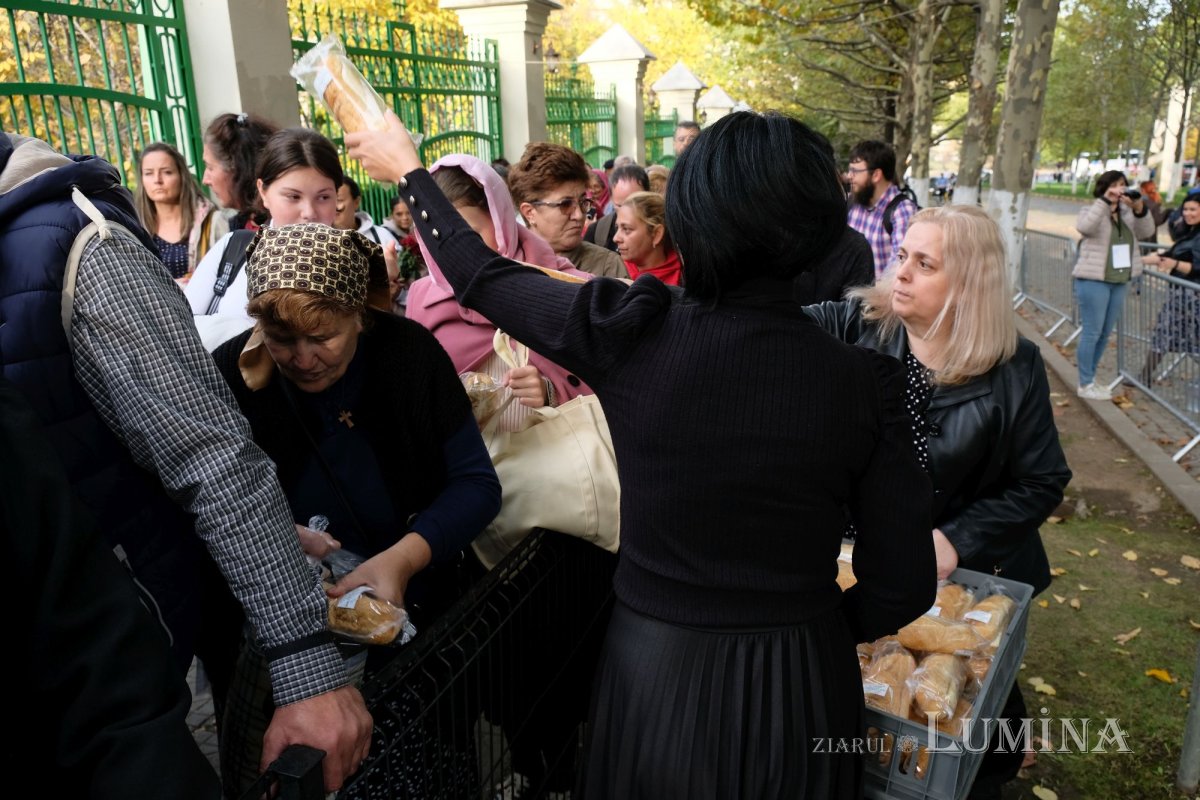 Tinerii au oferit daruri pelerinilor Sfântului Cuvios Dimitrie 231430