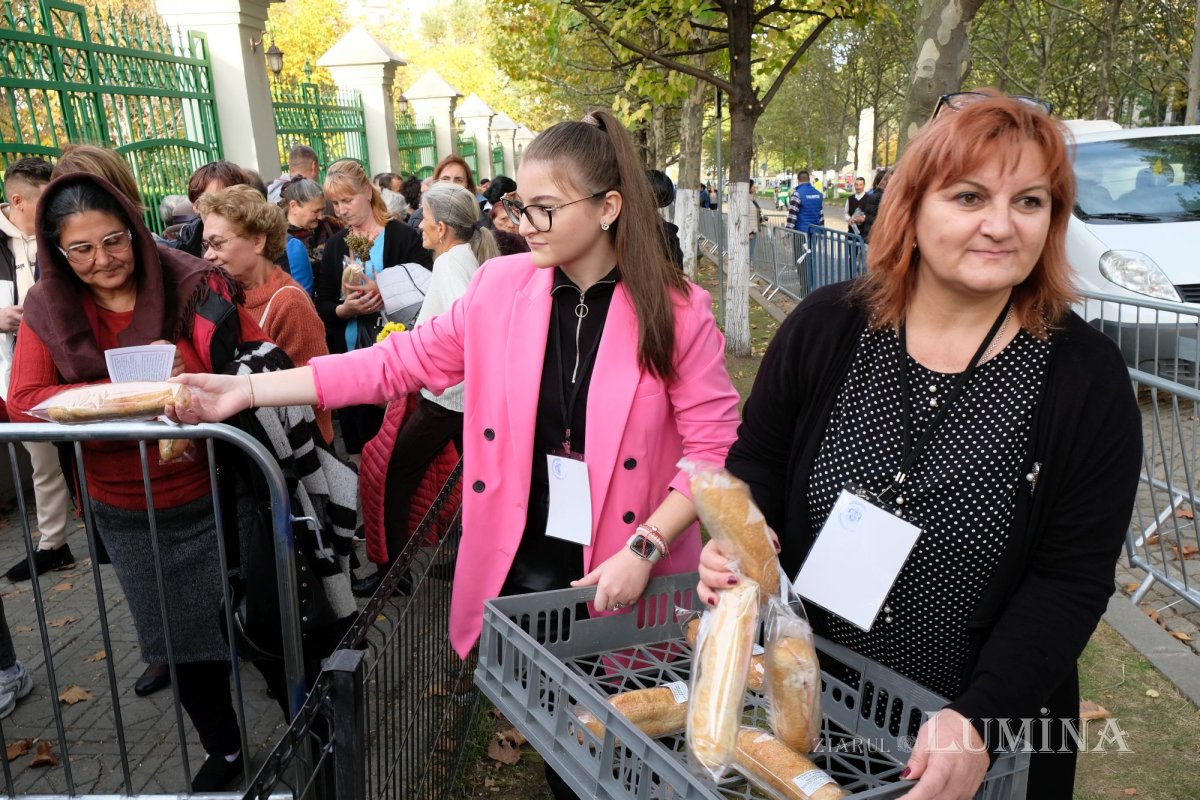 Tinerii au oferit daruri pelerinilor Sfântului Cuvios Dimitrie 231433