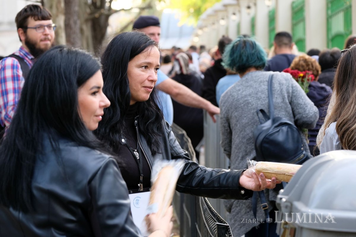 Tinerii au oferit daruri pelerinilor Sfântului Cuvios Dimitrie 231435